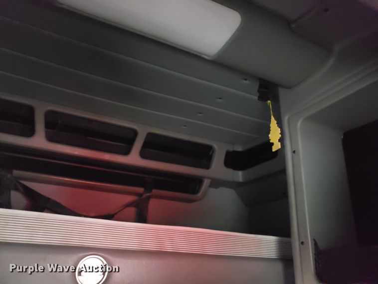 image for item EL9757 2013 Peterbilt 386 semi truck