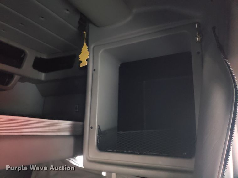 image for item EL9757 2013 Peterbilt 386 semi truck