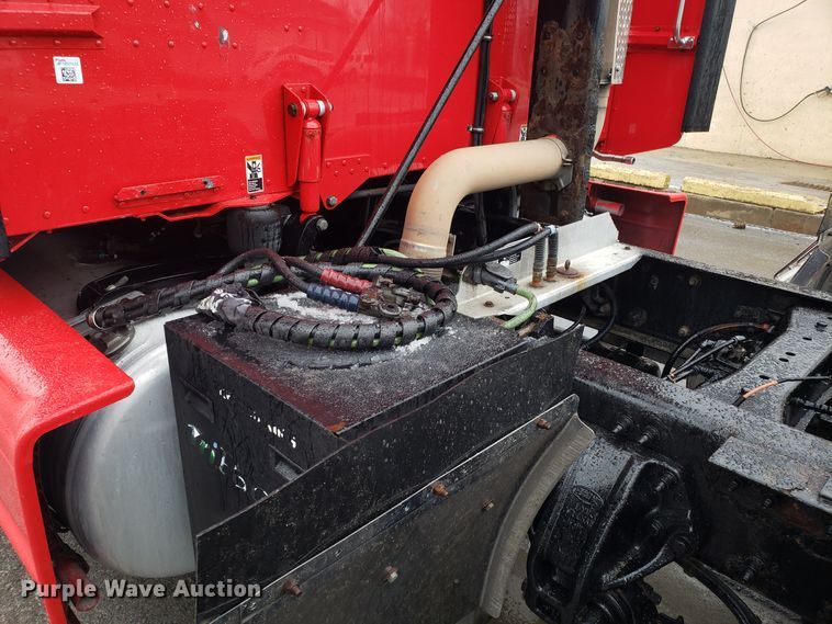 image for item EL9757 2013 Peterbilt 386 semi truck