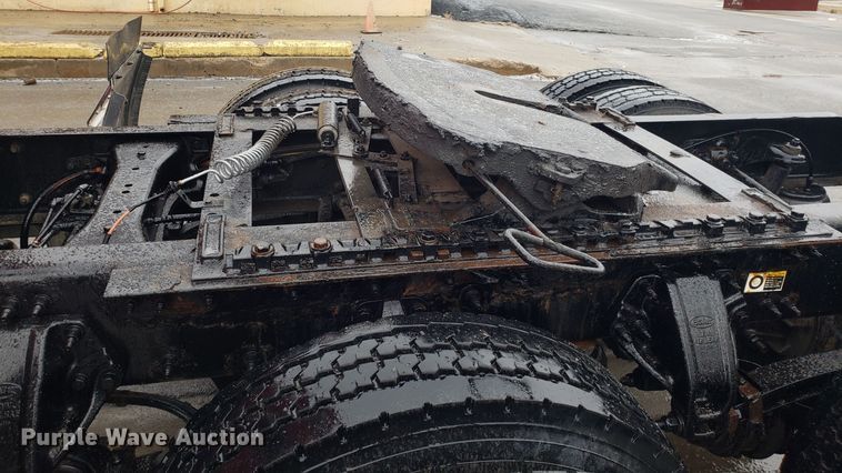 image for item EL9757 2013 Peterbilt 386 semi truck