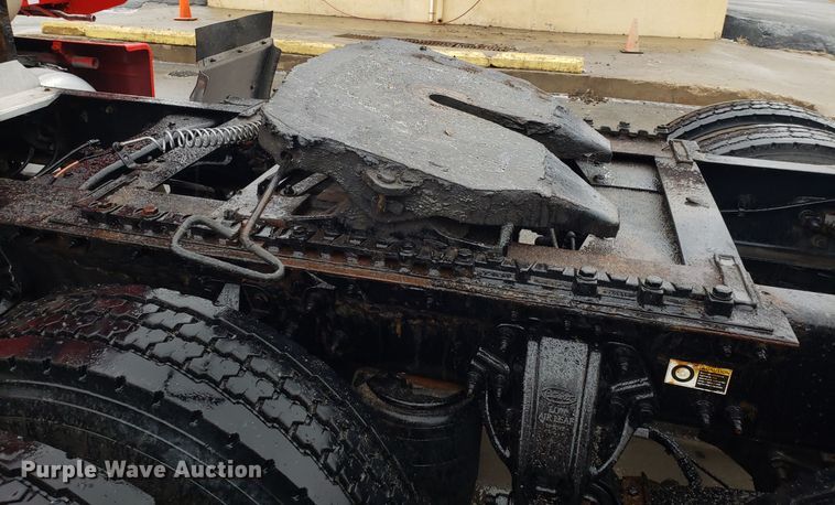 image for item EL9757 2013 Peterbilt 386 semi truck