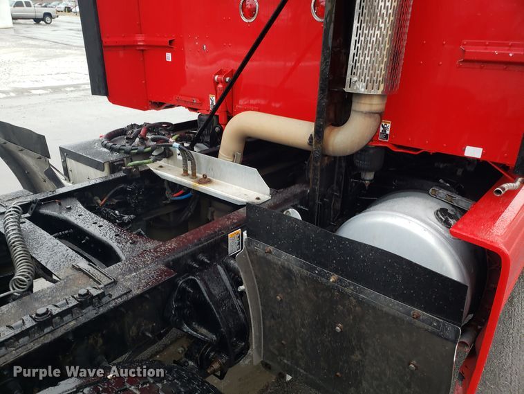 image for item EL9757 2013 Peterbilt 386 semi truck