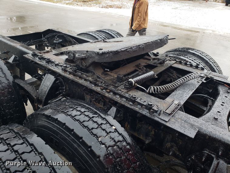 image for item EL9757 2013 Peterbilt 386 semi truck