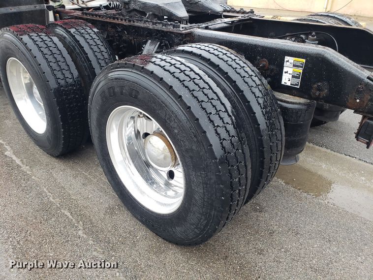 image for item EL9757 2013 Peterbilt 386 semi truck