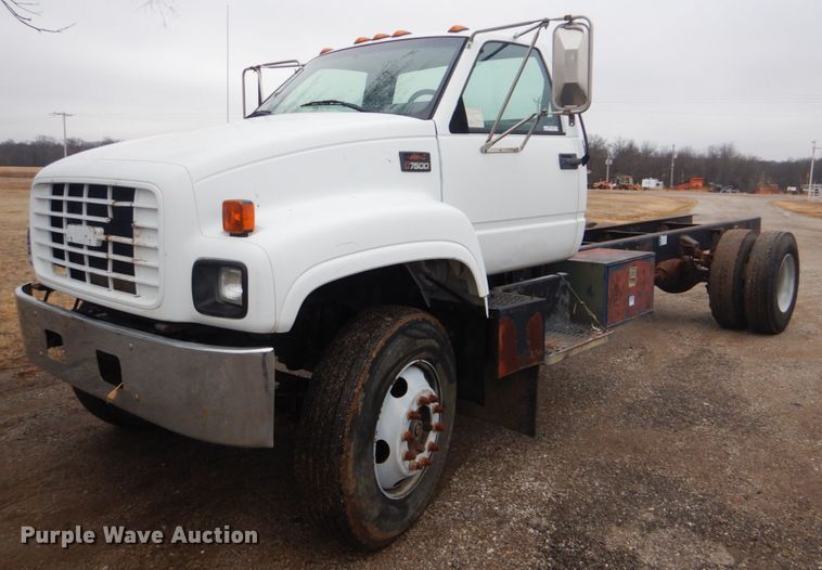 image for item FF9227 2001 GMC C7500 truck cab and chassis