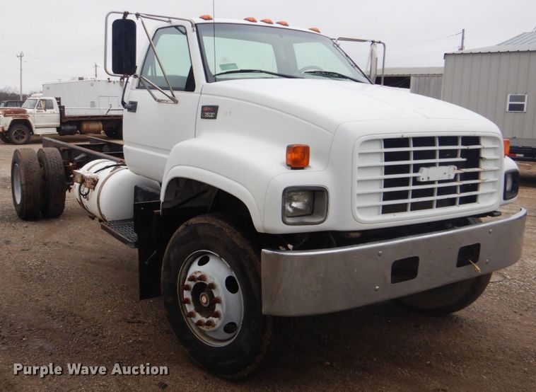 image for item FF9227 2001 GMC C7500 truck cab and chassis