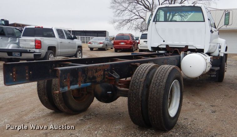 image for item FF9227 2001 GMC C7500 truck cab and chassis