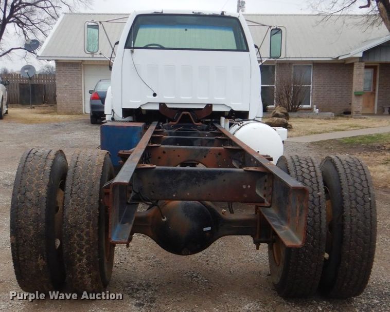 image for item FF9227 2001 GMC C7500 truck cab and chassis