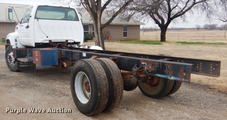 image for item FF9227 2001 GMC C7500 truck cab and chassis