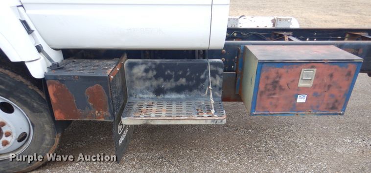 image for item FF9227 2001 GMC C7500 truck cab and chassis