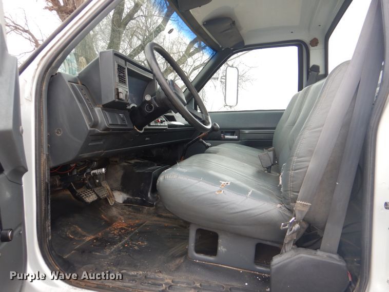 image for item FF9227 2001 GMC C7500 truck cab and chassis