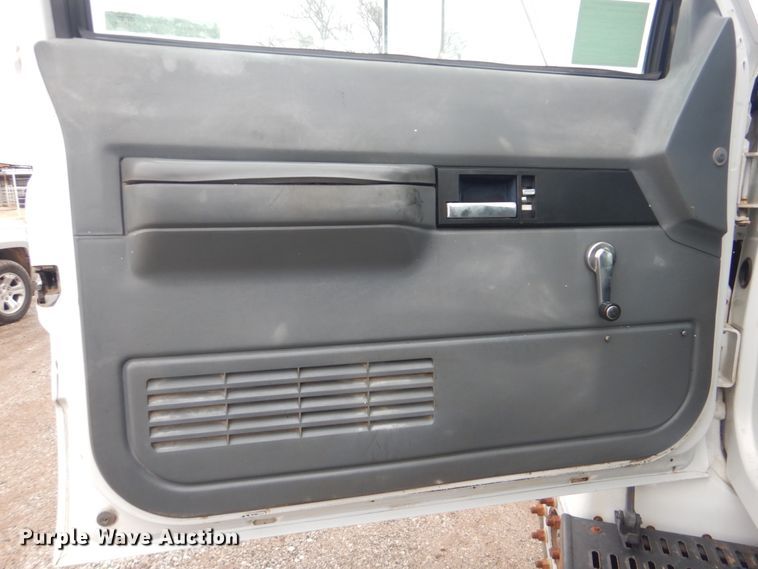 image for item FF9227 2001 GMC C7500 truck cab and chassis