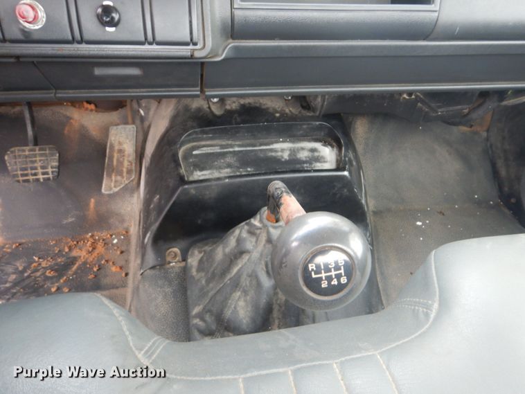 image for item FF9227 2001 GMC C7500 truck cab and chassis