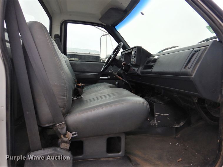 image for item FF9227 2001 GMC C7500 truck cab and chassis