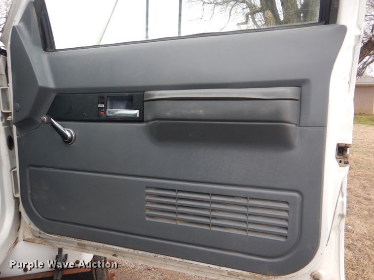 image for item FF9227 2001 GMC C7500 truck cab and chassis