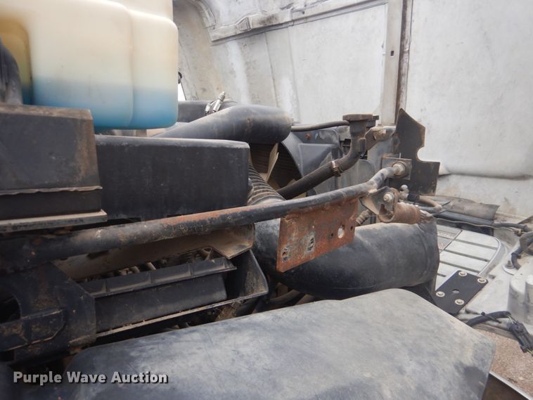 image for item FF9227 2001 GMC C7500 truck cab and chassis