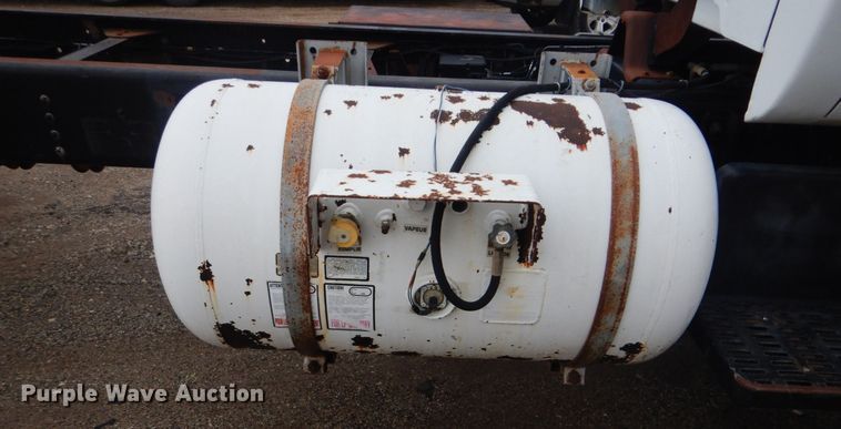 image for item FF9227 2001 GMC C7500 truck cab and chassis