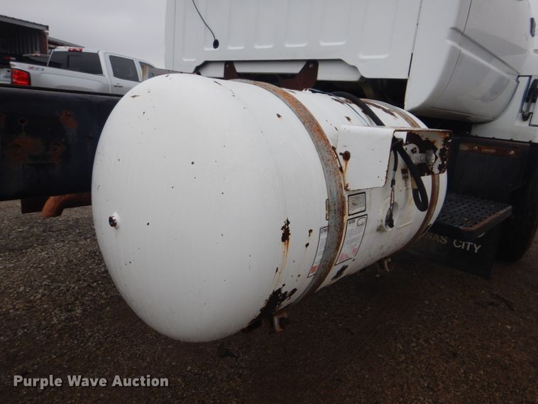 image for item FF9227 2001 GMC C7500 truck cab and chassis