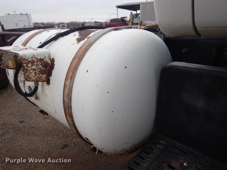 image for item FF9227 2001 GMC C7500 truck cab and chassis