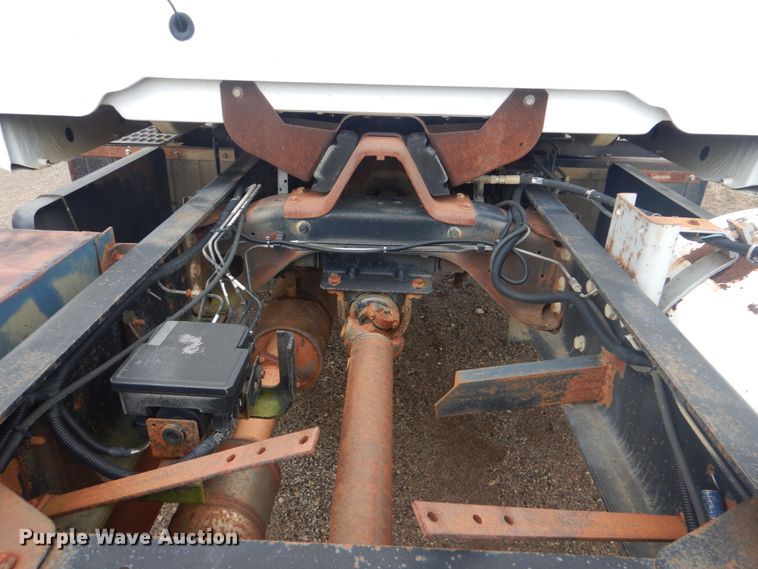 image for item FF9227 2001 GMC C7500 truck cab and chassis