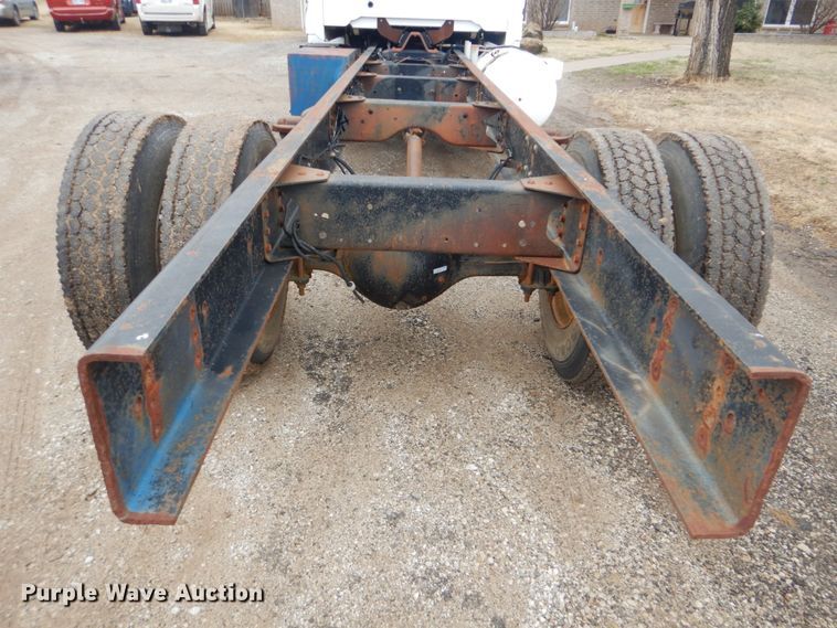 image for item FF9227 2001 GMC C7500 truck cab and chassis