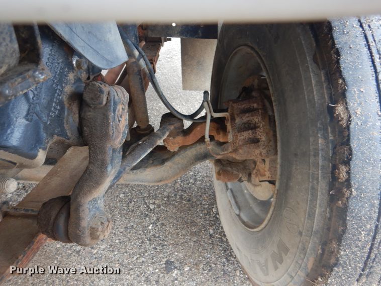 image for item FF9227 2001 GMC C7500 truck cab and chassis