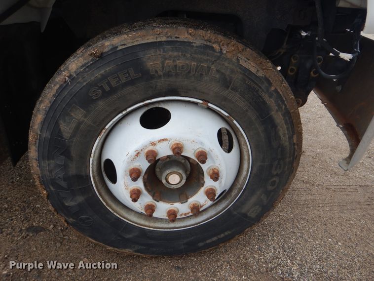 image for item FF9227 2001 GMC C7500 truck cab and chassis