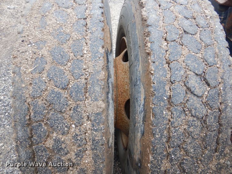 image for item FF9227 2001 GMC C7500 truck cab and chassis