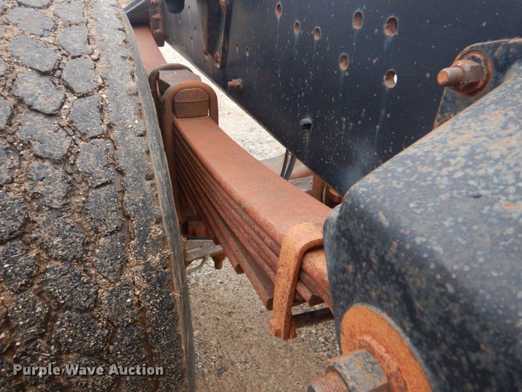 image for item FF9227 2001 GMC C7500 truck cab and chassis