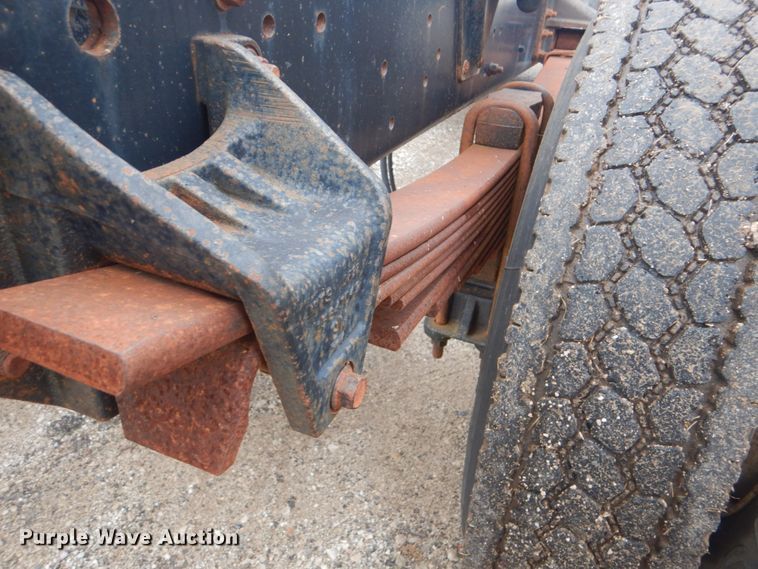 image for item FF9227 2001 GMC C7500 truck cab and chassis