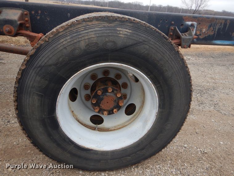 image for item FF9227 2001 GMC C7500 truck cab and chassis