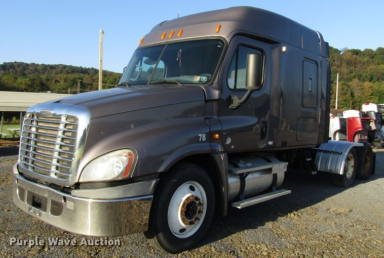 image for item FO9379 2010 Freightliner Cascadia semi truck