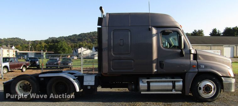 image for item FO9379 2010 Freightliner Cascadia semi truck