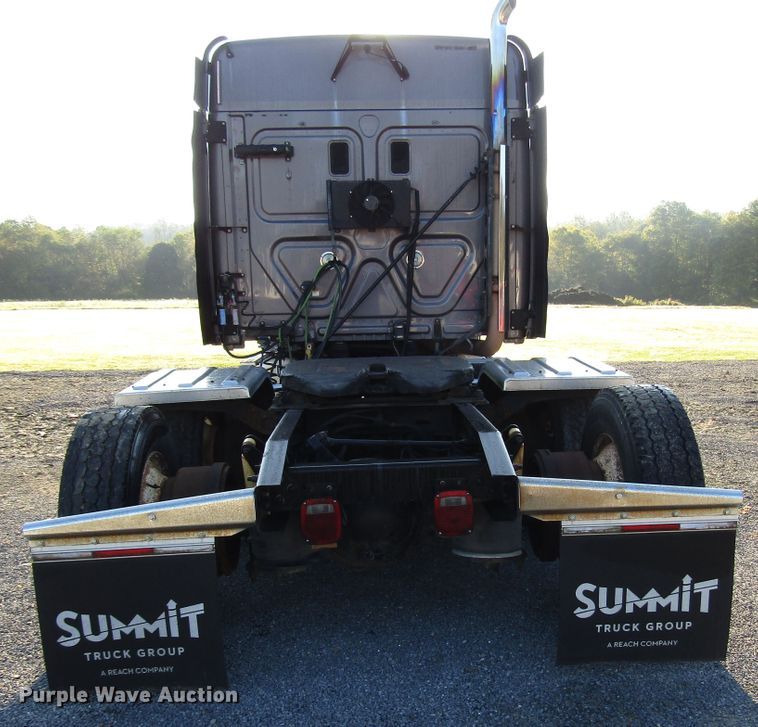 image for item FO9379 2010 Freightliner Cascadia semi truck