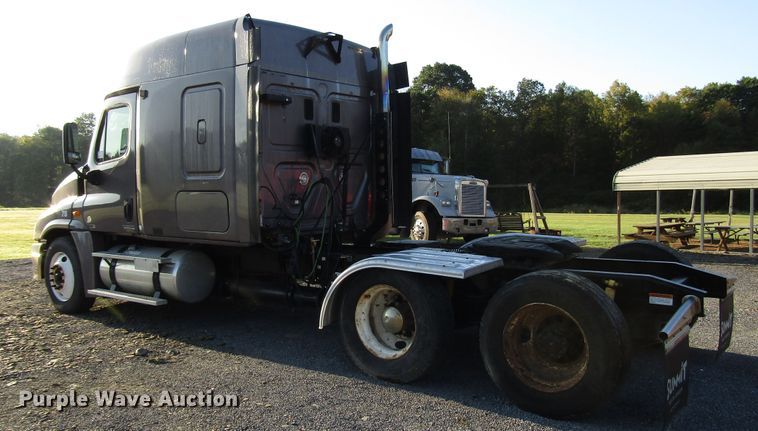 image for item FO9379 2010 Freightliner Cascadia semi truck