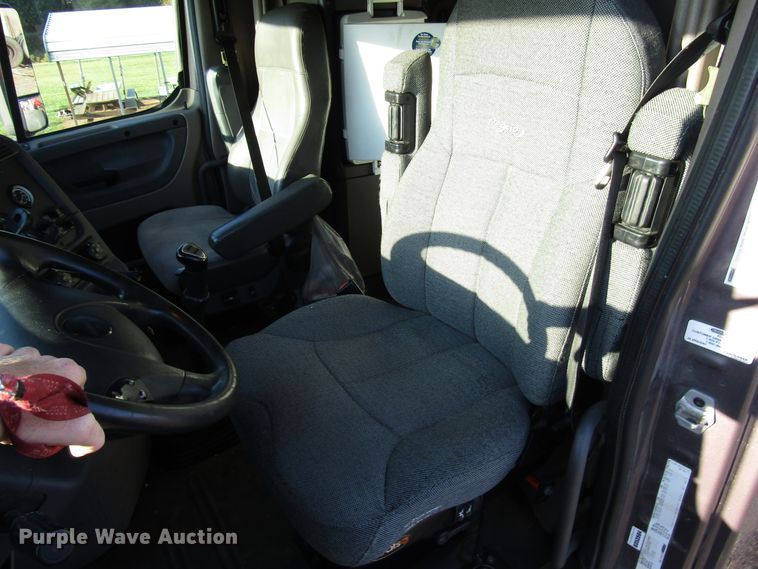 image for item FO9379 2010 Freightliner Cascadia semi truck