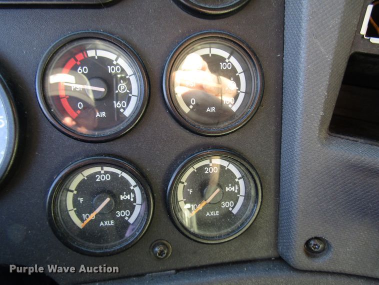 image for item FO9379 2010 Freightliner Cascadia semi truck