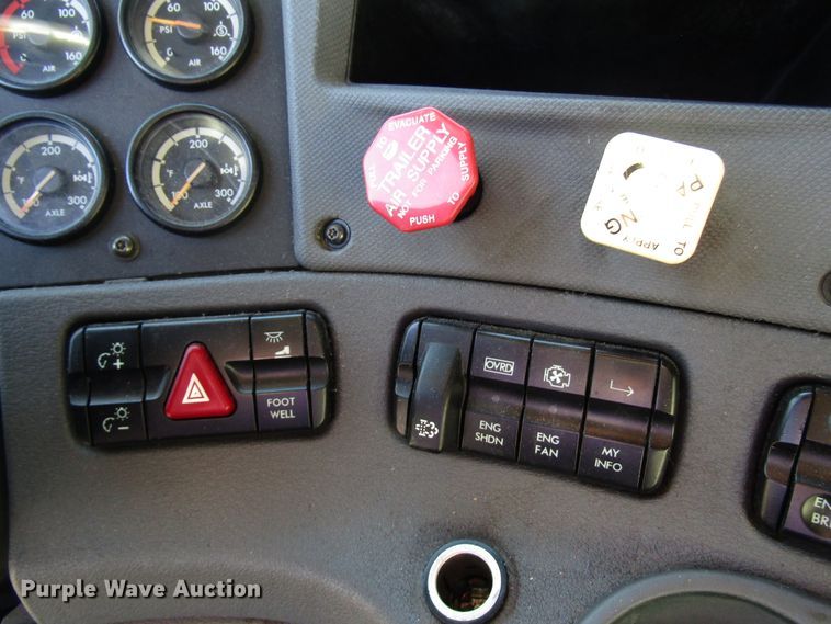 image for item FO9379 2010 Freightliner Cascadia semi truck