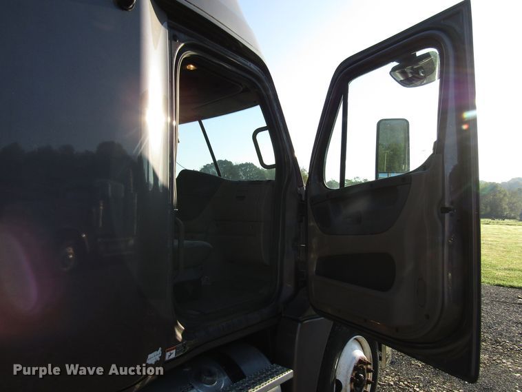 image for item FO9379 2010 Freightliner Cascadia semi truck