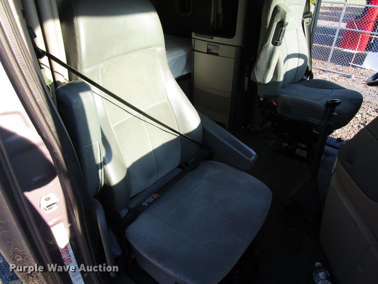 image for item FO9379 2010 Freightliner Cascadia semi truck