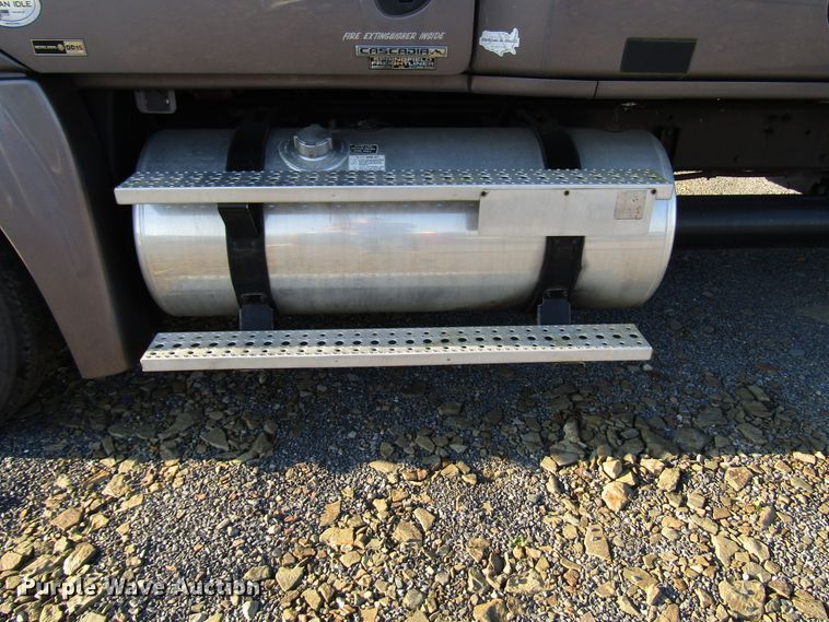 image for item FO9379 2010 Freightliner Cascadia semi truck