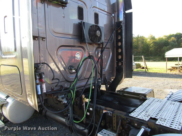 image for item FO9379 2010 Freightliner Cascadia semi truck