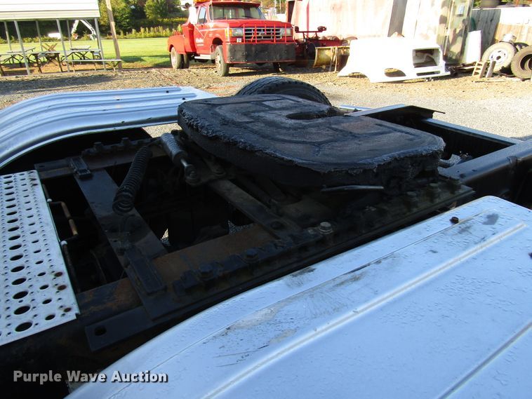 image for item FO9379 2010 Freightliner Cascadia semi truck