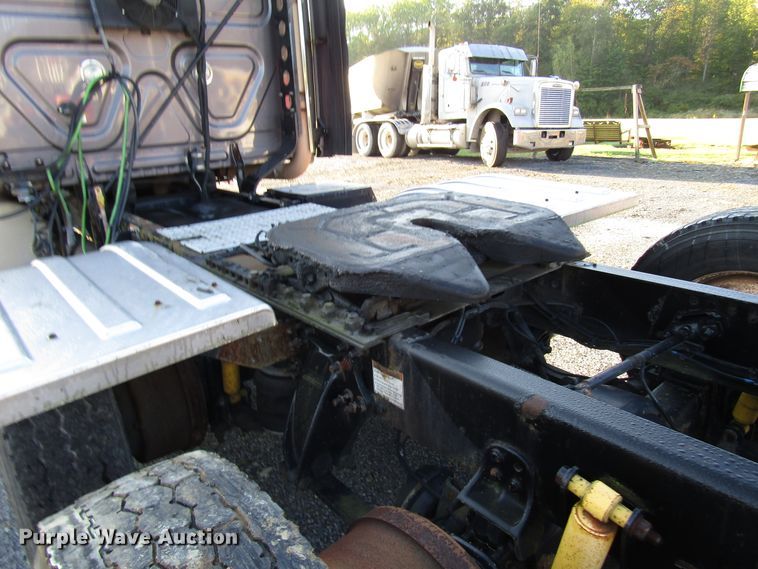 image for item FO9379 2010 Freightliner Cascadia semi truck