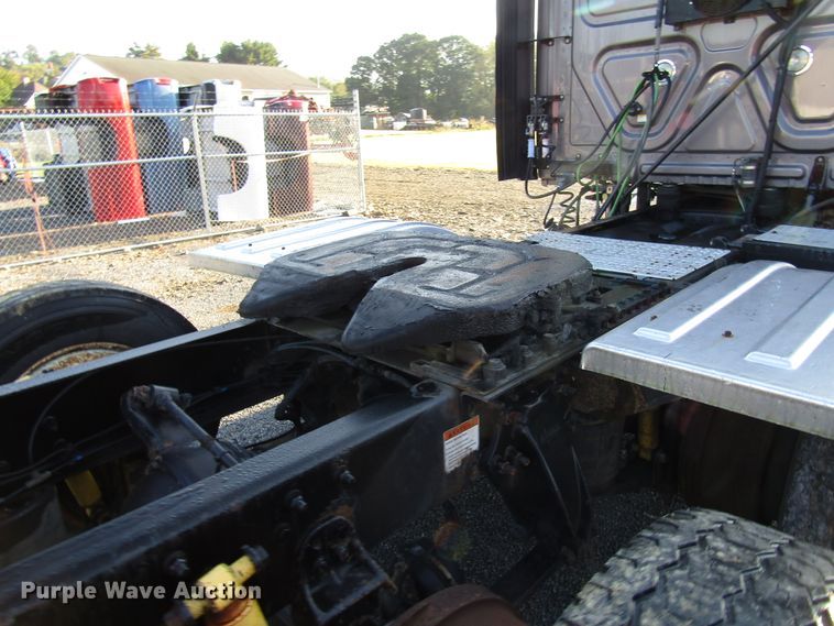 image for item FO9379 2010 Freightliner Cascadia semi truck