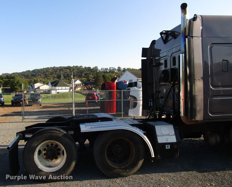 image for item FO9379 2010 Freightliner Cascadia semi truck