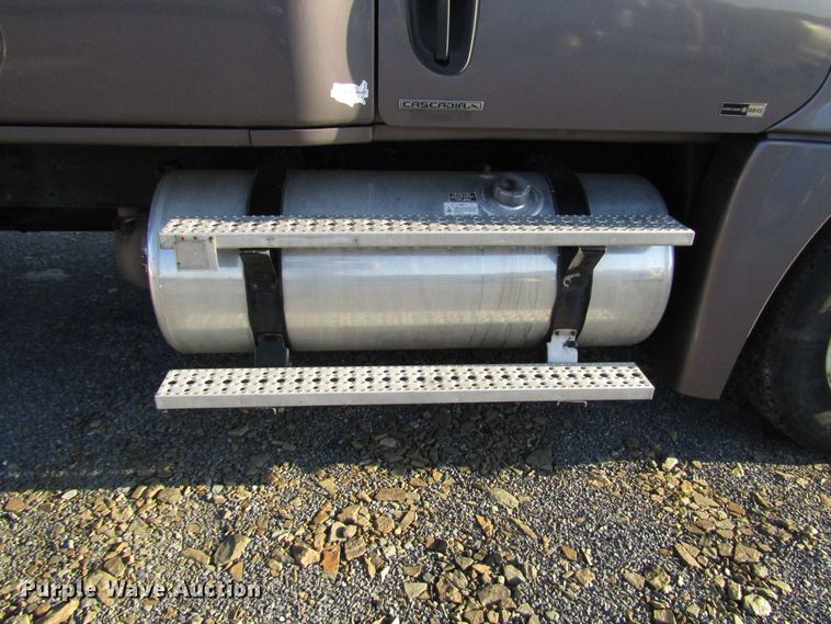 image for item FO9379 2010 Freightliner Cascadia semi truck