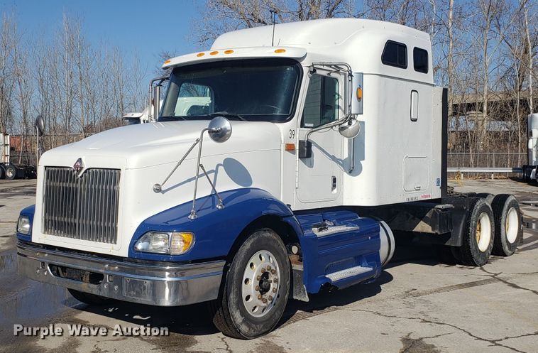 image for item GA9437 2005 International 9400i semi truck