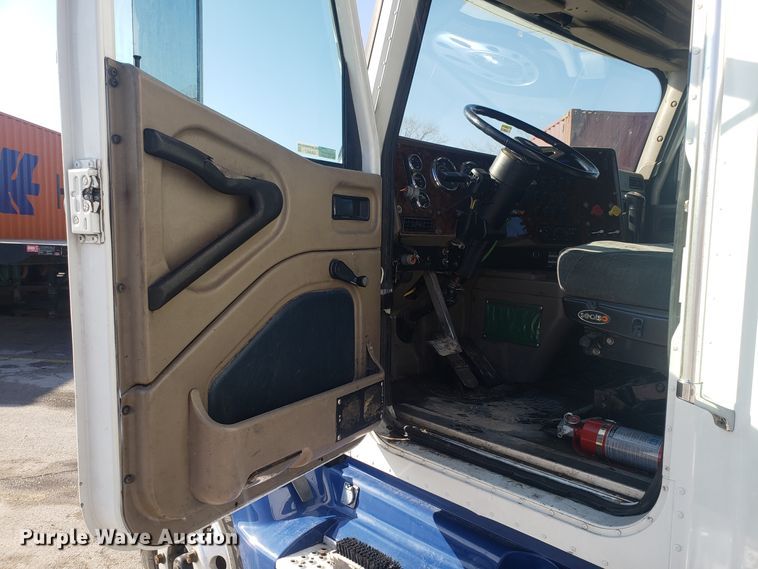 image for item GA9437 2005 International 9400i semi truck