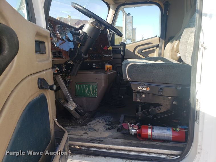 image for item GA9437 2005 International 9400i semi truck